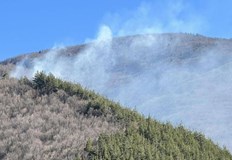 Няма опасност за жителите но огънят заплашва минерална баня и