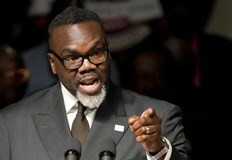 Брандън Джонсън Може да видим военни и въоръжени превозни средства