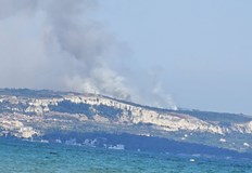 Огънят обхвана 10 декара и бързо се разраства заради силния