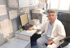 Д р Константин Димов реанимира момичетата след като спасителните действия първоначално