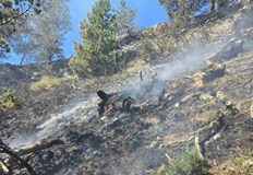 Няма ново разрастване на огъня но горски и огнеборци остават