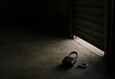 Тримата младежи разбиха гараж в русенския квартал и задигнаха мотопед