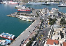 Разгневени туристи попречиха на кораба да отплава към Цикладските островиДесетки