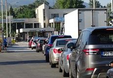 На вход и изход се наблюдава засилено движение на леки