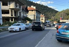 Километрични опашки се образуваха след инцидент с три автомобила в