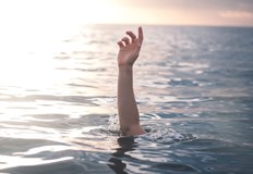 Момиче скочи в бурното море при централния плаж въпреки опасните