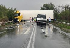 ТИР поднесе и се усука на пътя при мокра настилкаКатастрофа
