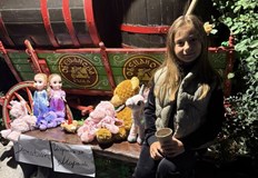 Детето продава играчките си в помощ на приятелката си МаринаПо