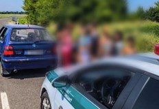 Водачът нямал шофьорска книжка всички продължили пеша след забраната за