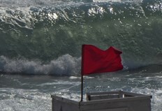 Червен флаг по плажовете заради силно вълнение и северен вятърТрадиционните