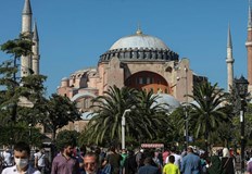 Мъж със скрито лице запали хартии в световноизвестния паметник но