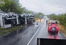 Трафикът се пренасочва по обходен маршрутТежка катастрофа блокира движението по