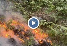 Военен хеликоптер и над 40 души се борят с огнената