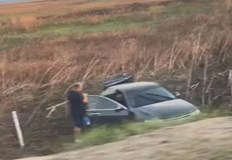 Автомобил излетя от пътя в канавката в обратната посока към