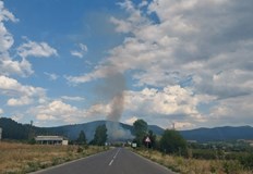 Пожарни от Брезник и доброволци гасят огъня в местността Трънски