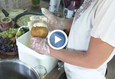 Добрина Делчева и съпругът й обвиват деликатесите в глина с