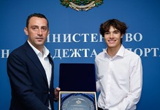 Министърът връчи почетен плакет на българския пилот след шестото място