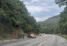 По първоначална информация няма пострадалиКатастрофирал автомобил временно затруднява движението през