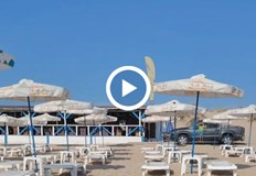 Неизвестен шофьор вози дете вкопчено във вратата след опасен рейд