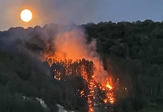 Огънят се приближава към паметника Създатели на българската държава достъпът