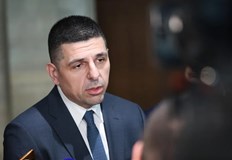 Лидерът на Да България призова президента да не подпише указаПравителството