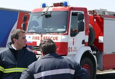 Гасили пожари в сухи треви и решавали проблеми с късо