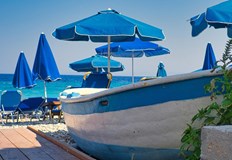 Двама служители от бар се хвърлиха в морето и извадиха