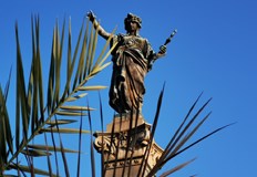 Емблематичният монумент открит през 1909 година продължава да напомня за