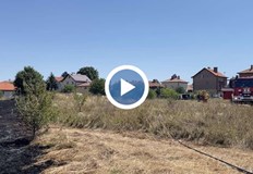 Местни жители помагат на пожарникарите да потушат пламъците край къщитеПожар