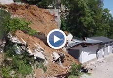 Тонове земна маса затиснаха и складовеНезаконно изградена подпорна стена се