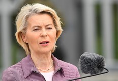 Председателят на ЕК кацна в Пловдив и посети военния завод