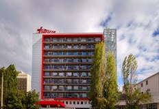 Пациентката остава в реанимация след първа от поредица операции съобщиха