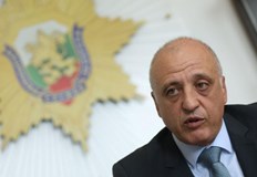 Генерал майорът остава на поста си за нов мандат след съгласие