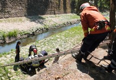 Спасителните служби го извадиха безопасно транспортираха го до болницаМъж падна