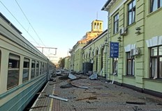 Един железопътен служител загина а десет души бяха ранени при