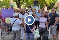 Търговци сервират в пластмасови чаши създаден е кризисен щаб за