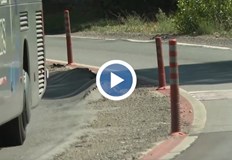 Тежките камиони деформират асфалта в горещинитеРазделителните колчета в Кресненското дефиле