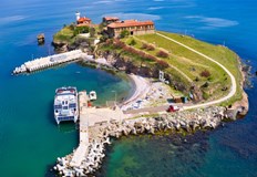 Силният вятър и високото вълнение правят невъзможно отплуването на корабите