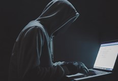 Мъжът принуждавал момиче да малтретира сексуално по малката си сестра чрез