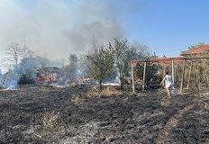 Шест къщи са били застрашени огънят е обхванал съседни имотиЖена
