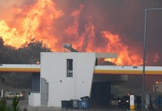 Горещините и силните ветрове превърнаха три региона в огнени капани