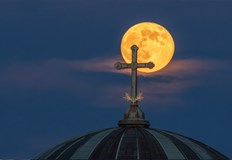 Последното лятно пълнолуние зарадва астрономи и романтици в цял святВпечатляващото