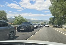 Движението в 16 километровата отсечка е почти напълно спрялоГолямо задръстване блокира