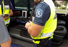 Водачът нарушил наказателното постановление и отново седнал зад воланаПолицейски служители