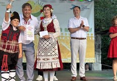 Заместник кметът Никола Лазаров връчи наградата на кмета на танцова задруга