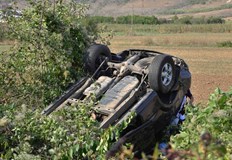 Колата ѝ излезе от пътя и се преобърна по таван62 годишна