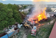 Пожарникари от три града се борят със стихиятаОгън лумна в