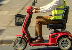 Възрастният мъж е транспортиран в болница с рана на главата