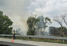 Заради гъст дим движението при километър 141 е пренасочено а