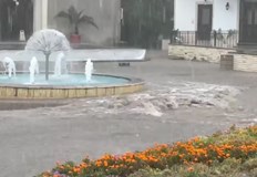 Улиците са под водаСилен пороен дъжд се изля над град